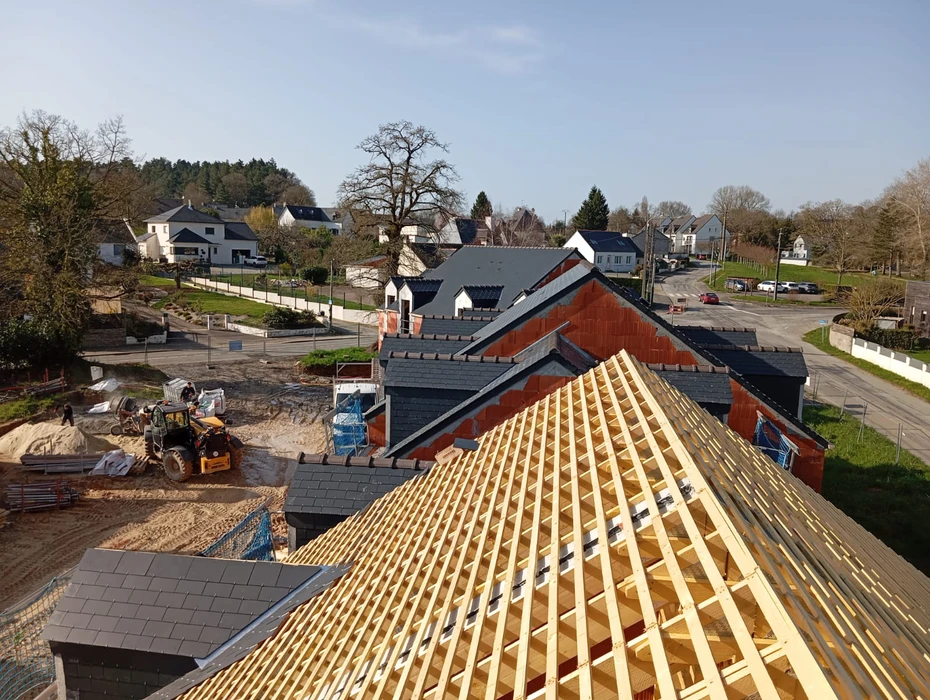 Chantier de construction résidentielle en milieu rural, vue aérienne