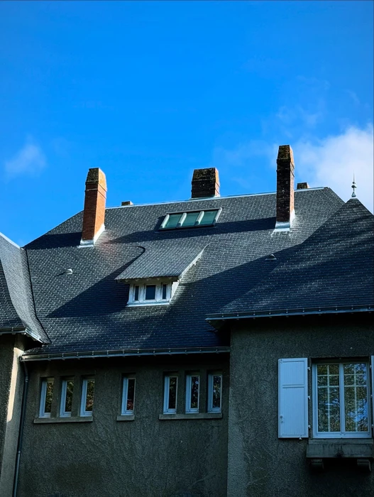 Façade et toiture d'une maison bourgeoise, vue extérieure
