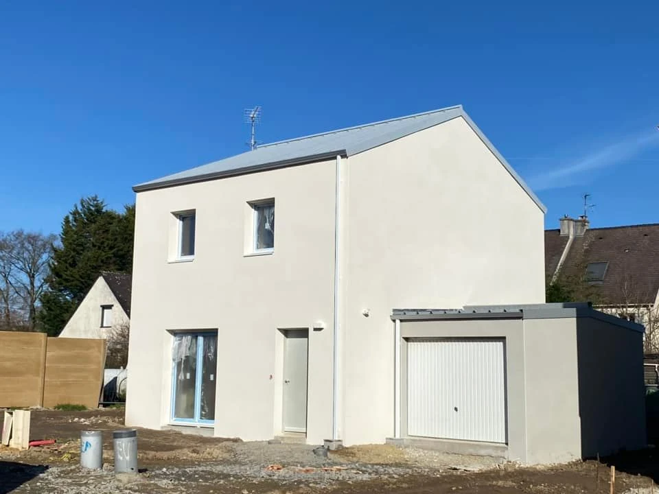 Façade rénovée d'un bâtiment résidentiel à bardage métallique vertical gris anthracite, pose en joint debout