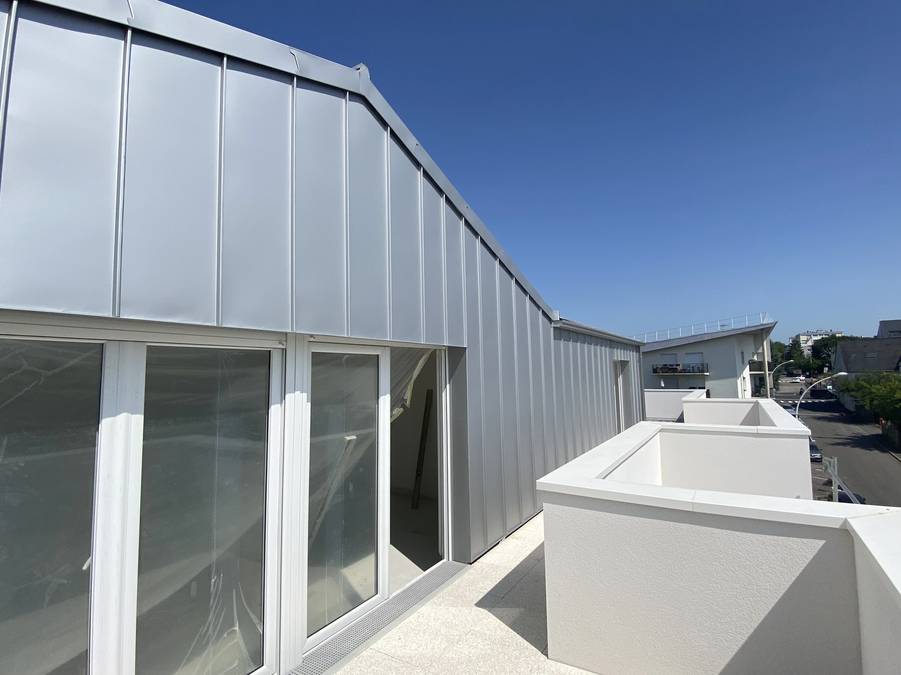 Bardage métallique aluminium moderne sur façade contemporaine