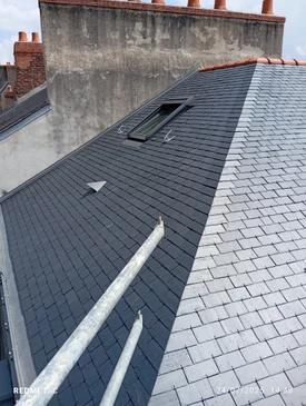 Toiture en ardoise naturelle noire avec lucarne