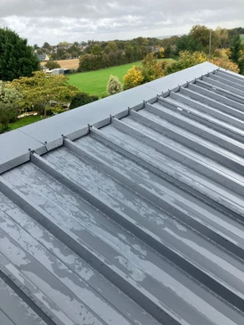 Toiture industrielle en bac acier nervuré gris