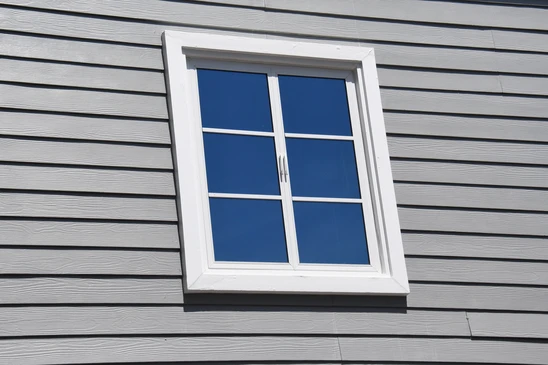 Façade en panneaux fibres-ciment gris moderne