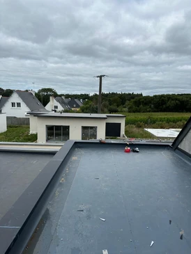 Toit plat avec membrane d'étanchéité EPDM noire