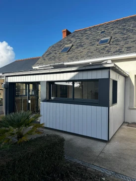 Façade en panneaux fibres-ciment gris moderne