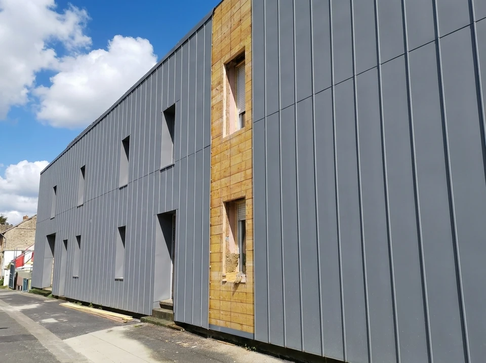 Gros plan sur le toit de la maison avec la tôle de toiture en acier